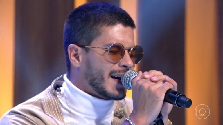 Arthur Aguiar desafina ao cantar ao vivo no programa de Fátima Bernardes