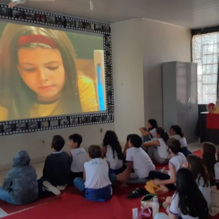 Biblioteca recebe alunos da rede municipal para sessão de cinema