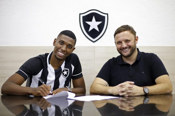 Botafogo confirma renovação de contrato de Kanu