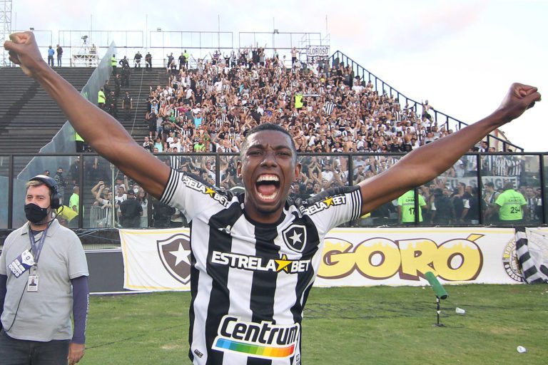 Botafogo encaminha renovação com zagueiro Kanu até 2025