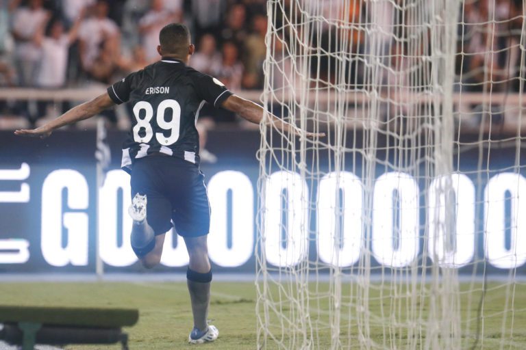 Botafogo mira renovação do atacante Erison, artilheiro da equipe na temporada
