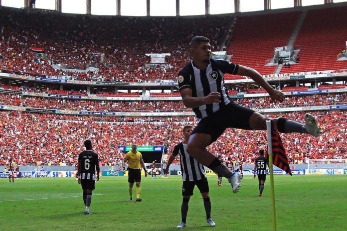 Botafogo vence clássico contra o Flamengo e aumenta pressão sobre Paulo Sousa