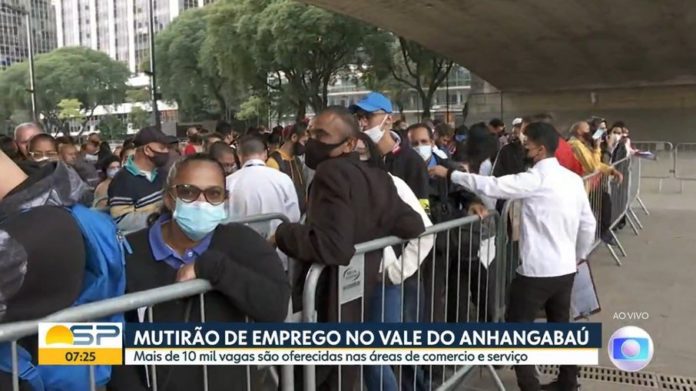 Candidatos ficam horas em fila de mutirão de emprego em São Paulo