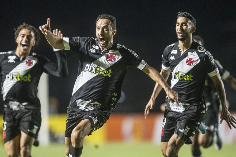 Com dois de Nenê, Vasco bate o Brusque e assume vice-liderança da Série B