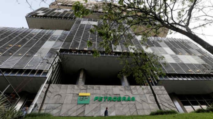 A Petrobras informa que recebeu nesta segunda ofício do Ministério das Minas e Energia, solicitando providências a fim de convocar Assembleia Geral Extraordinária, com o objetivo de promover a destituição e eleição de membro do Conselho de Administração, e indicando Caio Mario Paes de Andrade, em substituição a José Mauro Ferreira Coelho. 