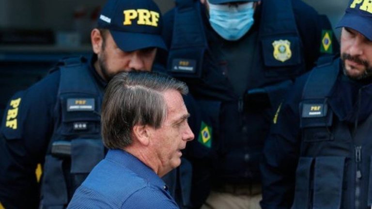 Em novo aceno à categoria, Bolsonaro convoca 1.250 agentes da PF e PRF