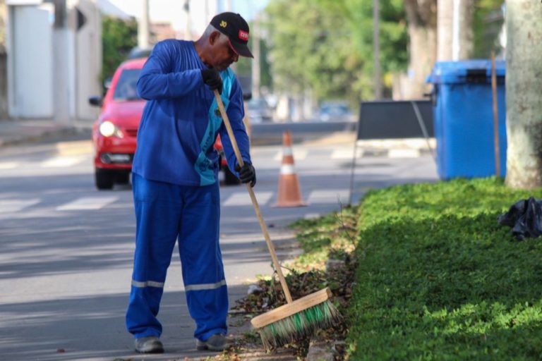 Equipes da Prefeitura atuam na limpeza de ruas e manutenção de jardinagem