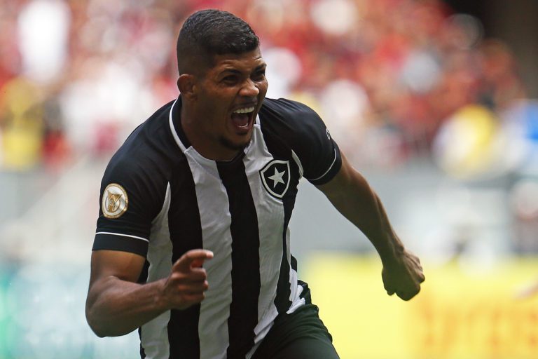 Erison exalta triunfo no clássico contra o Flamengo e dedica gol a companheiro