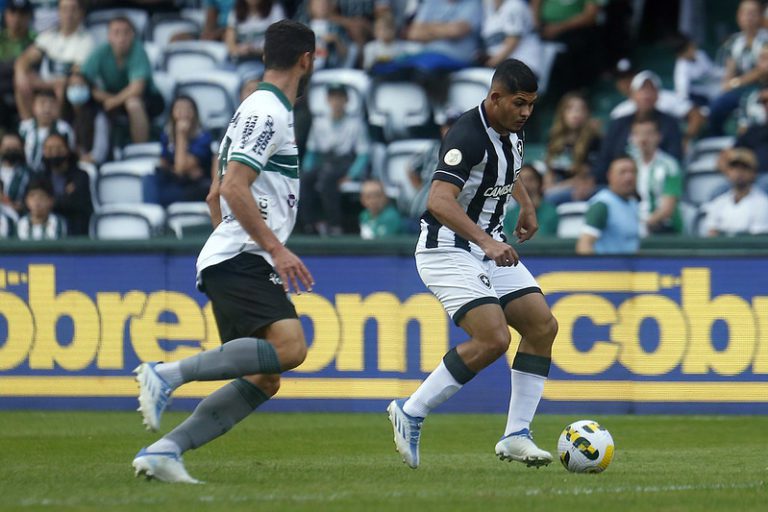 Erison valoriza atuação do Botafogo contra o Coritiba