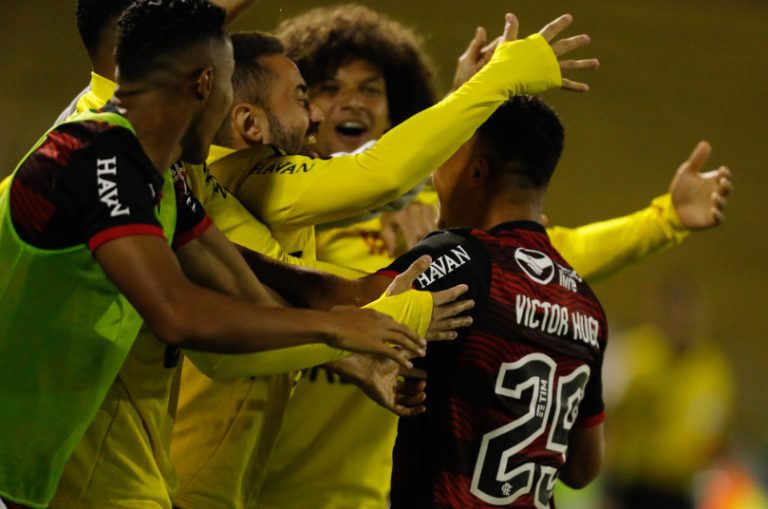 Aniversariante, Victor Hugo exalta primeiro gol como profissional pelo Flamengo