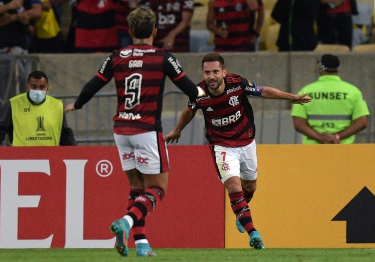 Flamengo bate a Universidad Católica e se classifica na Libertadores