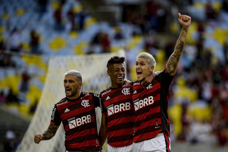 Flamengo bate o Goiás, alivia a pressão e volta a vencer no Brasileirão