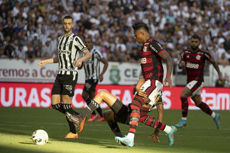Flamengo leva gol no fim e empata com o Ceará em jogo com polêmica