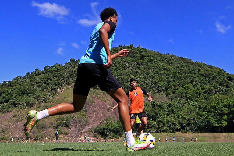 Lateral finlandês do Botafogo não é regularizado a tempo para jogo contra Flamengo