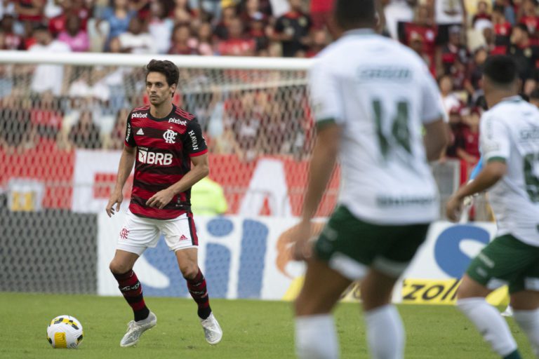 Rodrigo Caio “dribla” vaias da torcida e exalta vitória do Flamengo pelo Brasileirão