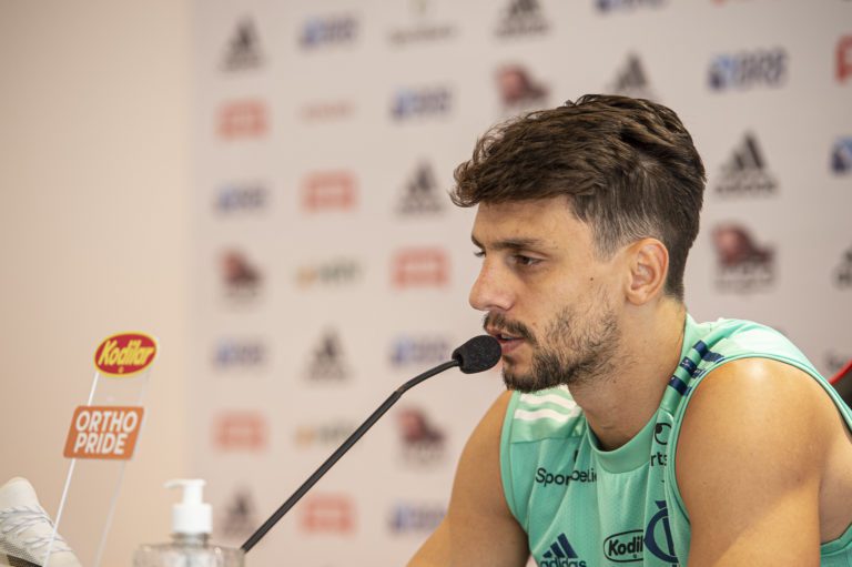 Rodrigo Caio se reapresenta com menos dores e inicia fisioterapia no Flamengo