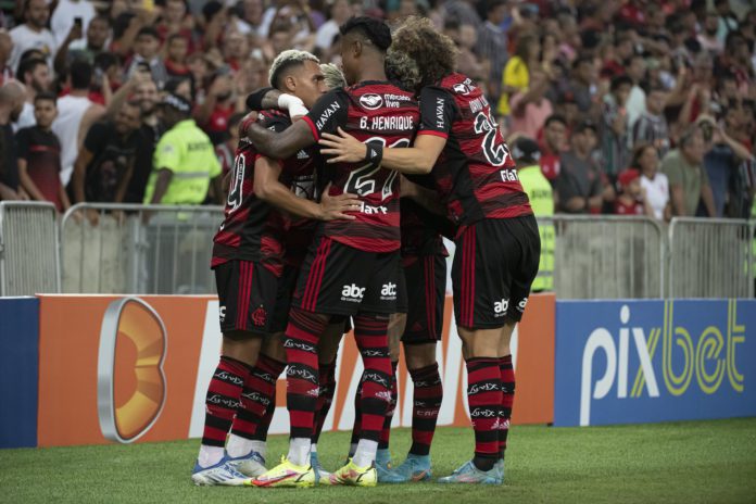 De virada e com redenção de Hugo Souza, Flamengo vence o Fluminense no Campeonato Brasileiro