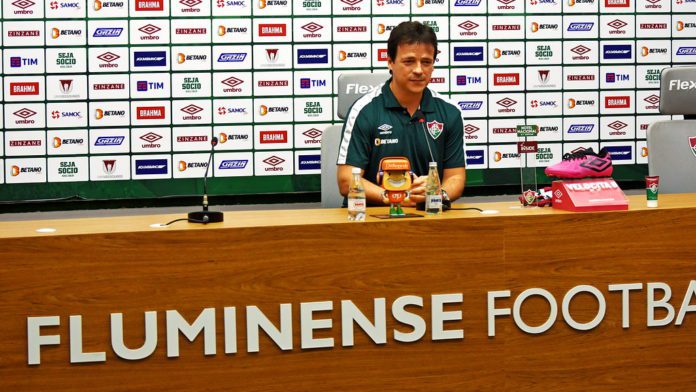 Fernando Diniz é apresentado no Fluminense e afirma voltar “muito melhor”