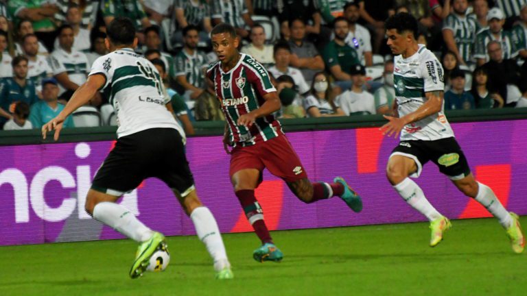 Fluminense abre 2 a 0, mas, com um homem a menos, leva virada do Coritiba