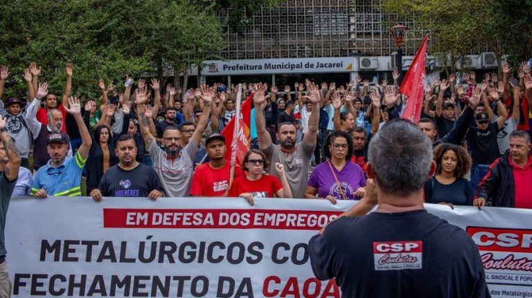 Funcionários se concentraram em frente à prefeitura para protestar contra fechamento da fábrica no interior de SP