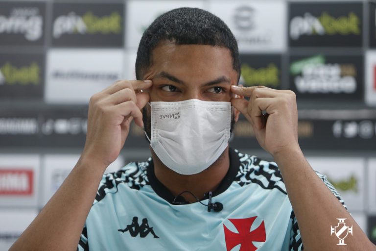 Goleiro Thiago Rodrigues elogia defesa do Vasco