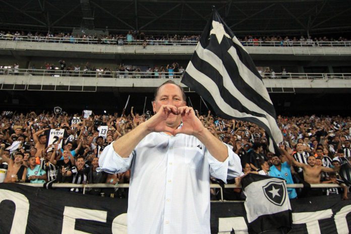 John Textor se emociona após vitória do Botafogo pelo Campeonato Brasileiro