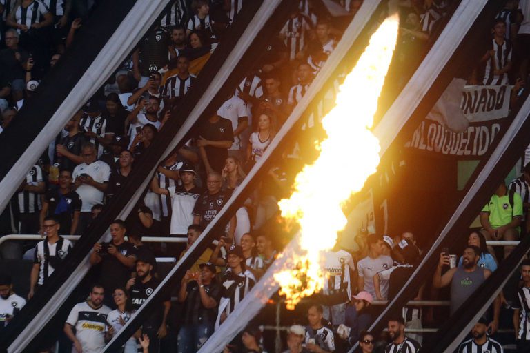 Luís Castro celebra vitória do Botafogo pelo Brasileirão e rasga elogios à torcida