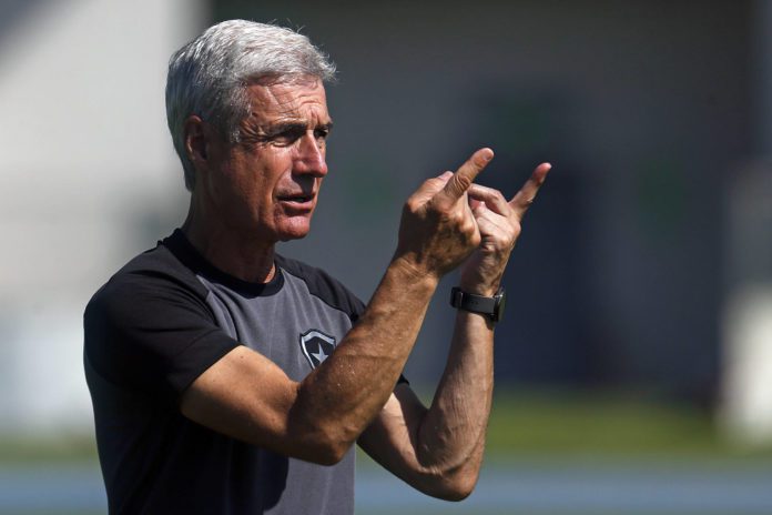 Luís Castro projeta primeiro clássico pelo Botafogo, contra o Flamengo