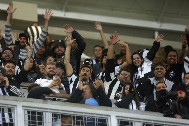 Luís Castro rasga elogios à torcida do Botafogo