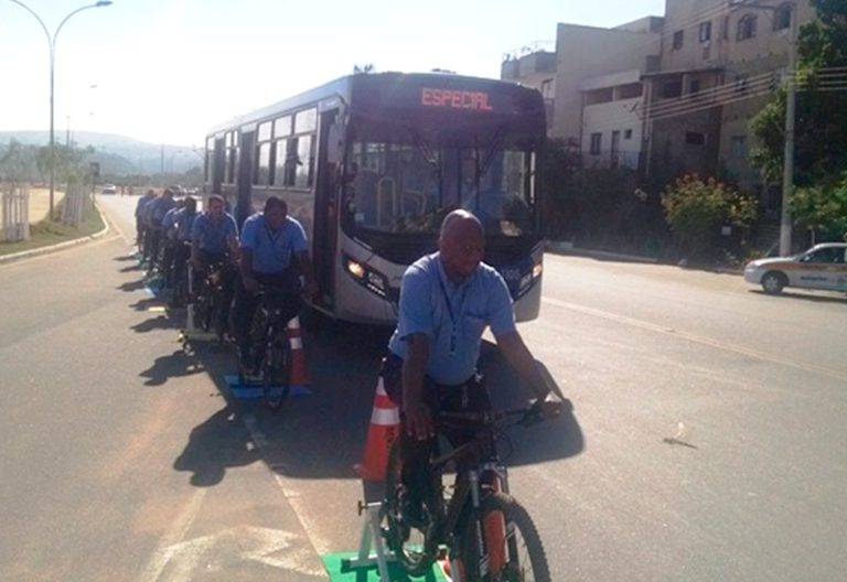 MOTORISTAS DE ÔNIBUS E CICLISTAS INVERTEM PAPÉIS EM AÇÃO DO MAIO AMARELO