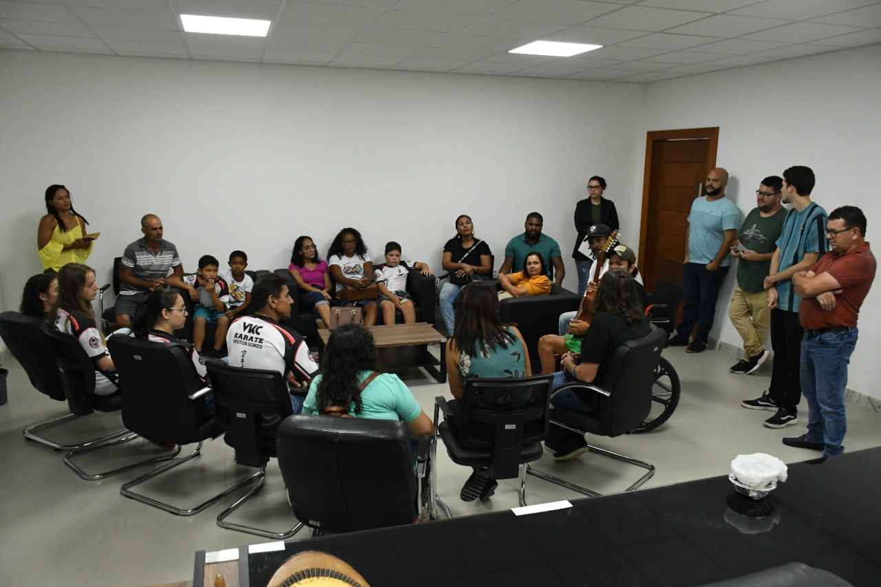 MÚSICA, ESPORTE E REIVINDICAÇÕES: DANIEL SANTANA RECEBE VISITA DA COMUNIDADE SAGRADO CORAÇÃO, DO KM 41