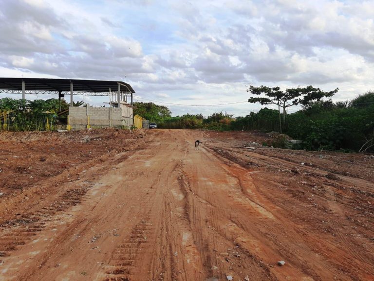 PREFEITURA FAZ LIMPEZA EM ÁREA ENTRE AVENIDA DOM JOSÉ DALVIT E CONTORNO E REABRE ACESSO PARA PEDESTRES E VEÍCULOS