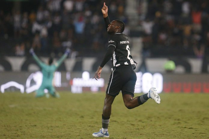 Patrick de Paula revela conversa com Luís Castro e destaca momento do Botafogo
