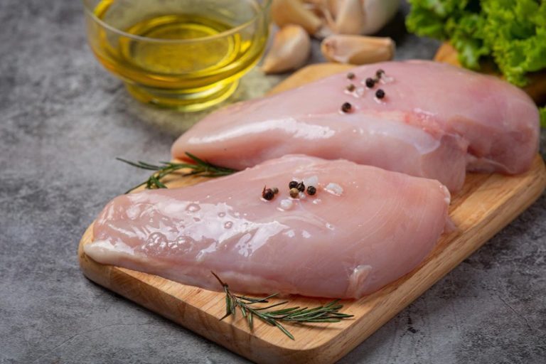 Preço do quilo do peito de frango dispara e diferença passa dos R$ 3 nos supermercados de Linhares