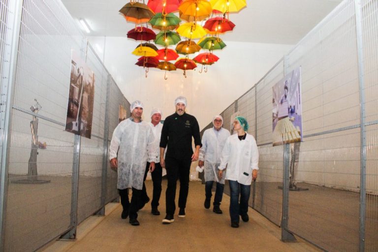 Prefeito Bruno Marianelli visita indústria de chocolates da Cacau Show, em Linhares   		