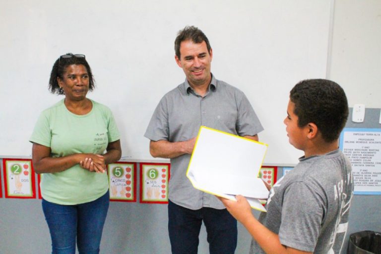 Prefeito de Linhares visita escola do interior e interage com estudantes nas disciplinas de Matemática e Língua Portuguesa