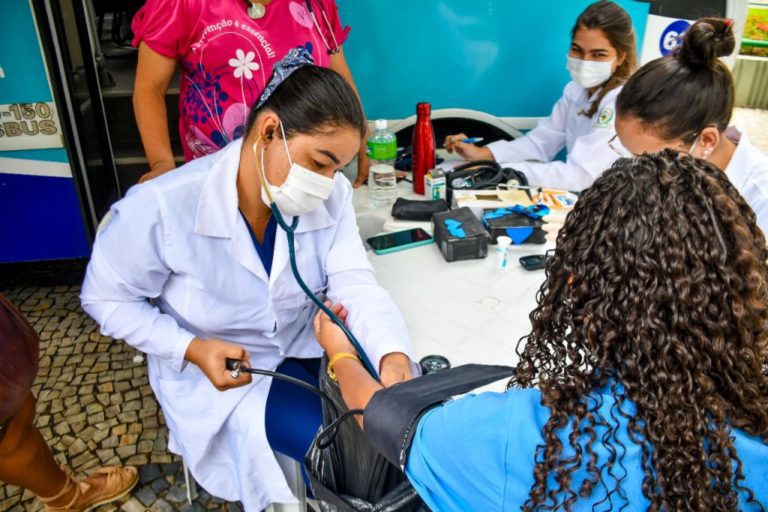Prefeitura realiza ação de saúde na Praça Nestor Gomes para orientar sobre a hipertensão arterial