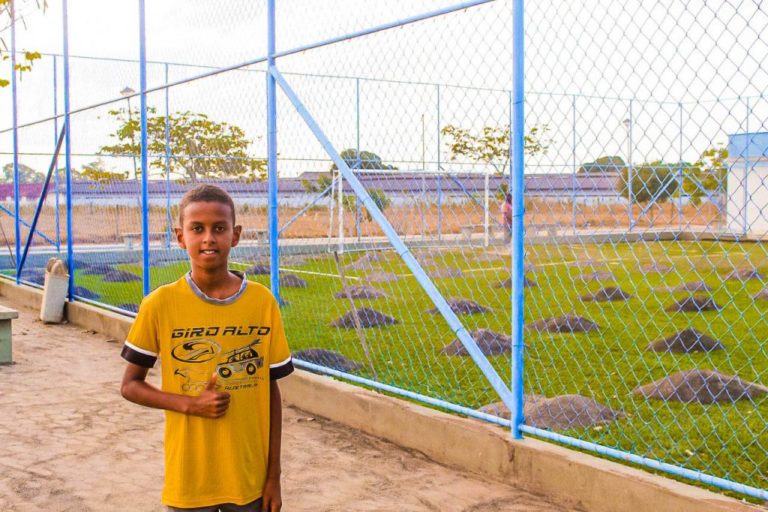 Prefeitura substitui gramado sintético do campo de futebol soçaite do complexo de Bebedouro