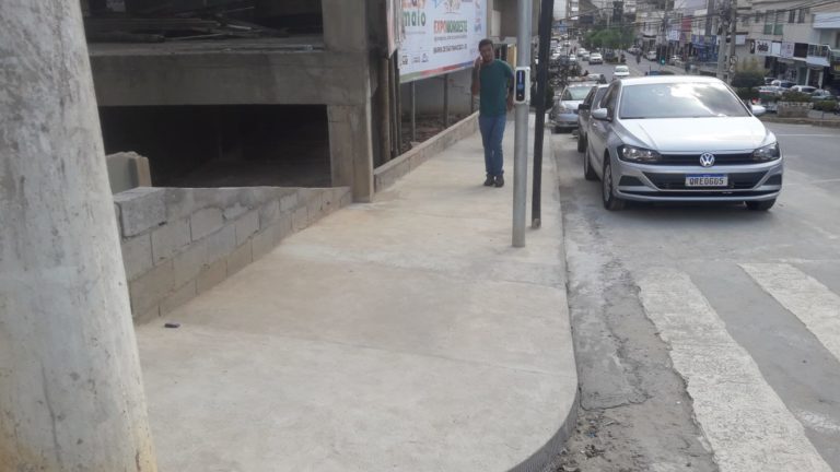 Secretaria de Obras conclui construção de calçada em frente a prédio abandonado no centro
