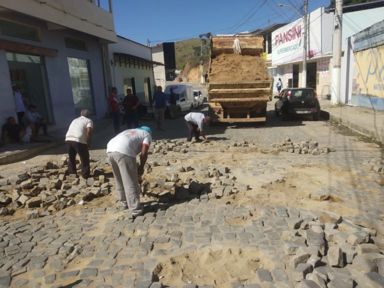 Secretaria de Obras e Urbanismo realiza reparos no calçamento em Paulista