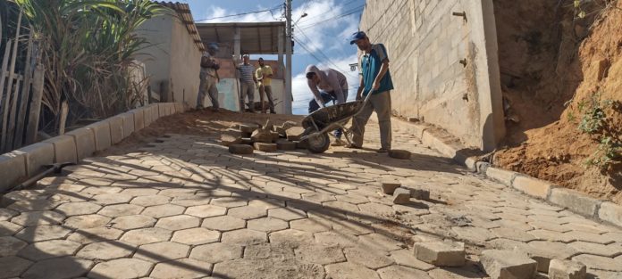 Secretaria de Obras promove reformas em calçamentos no bairro Colina