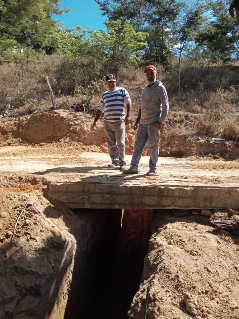 Secretaria de Transportes e Estrada constrói passador de gado em granito no córrego do Itá