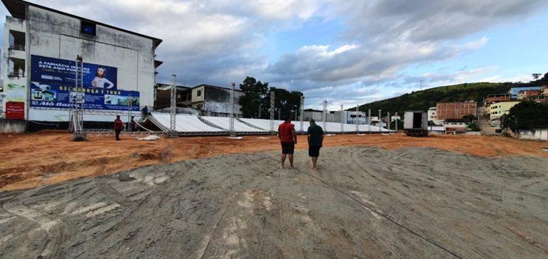 Tendas da I Exponoroeste já estão sendo montadas no terreno da nova rodoviária no centro da cidade