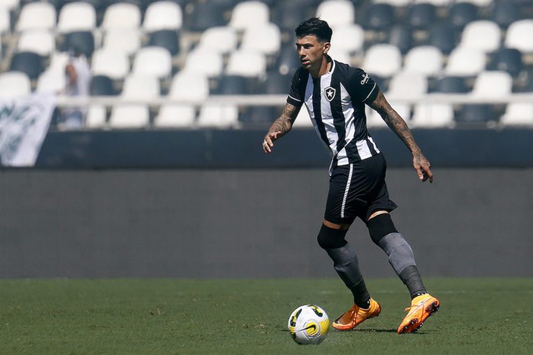 Zagueiro Cuesta prega trabalho para buscar entrosamento no Botafogo