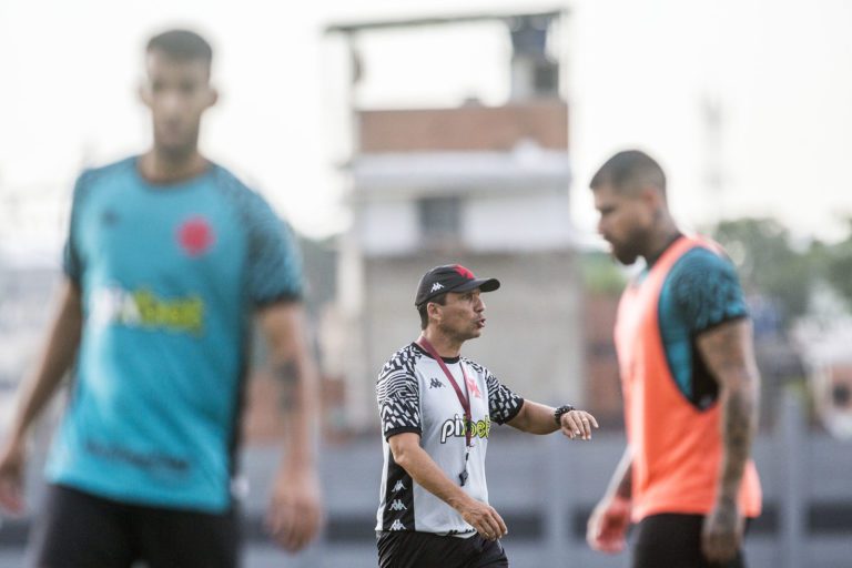 Zé Ricardo esboça escalação do Vasco com mudanças para jogo contra o Grêmio