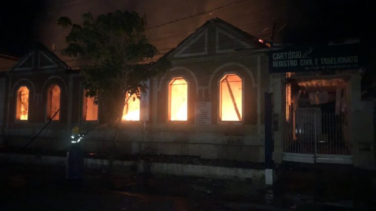 Veja vídeo: Cartório de Registro Civil de Itapemirim pega fogo – incêndio pode ter sido criminoso