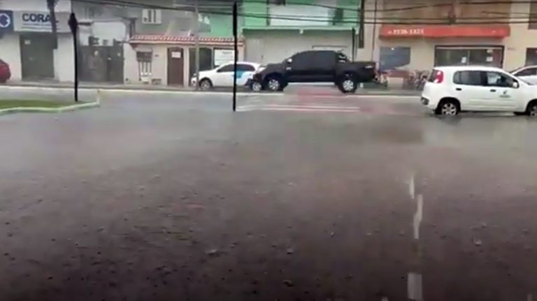 Veja vídeo: Temporal com chuva de granizo assusta moradores em Anchieta
