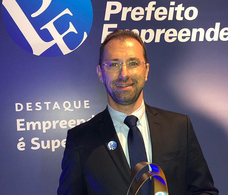 Veja vídeo: Fabrício Petri fatura dois prêmios de Prefeito Empreendedor Estadual