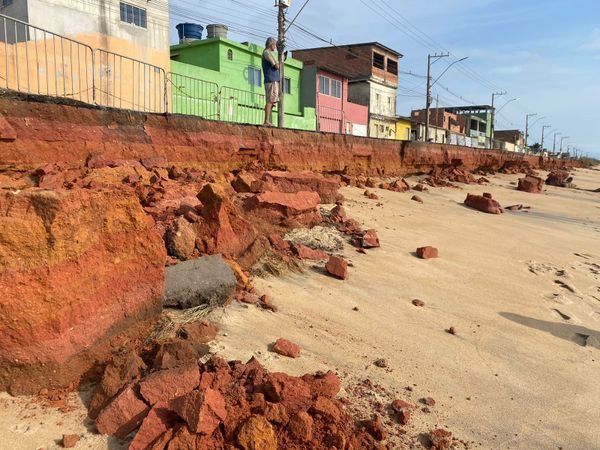 Marataízes: Avanço do Mar arranca parte de rodovia no litoral