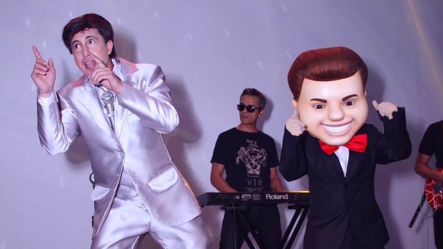 Thiago Rocha dança com o boneco Silvinho, mascote do fundador do SBT Thiago Rocha dança com o boneco Silvinho, mascote do fundador do SBT